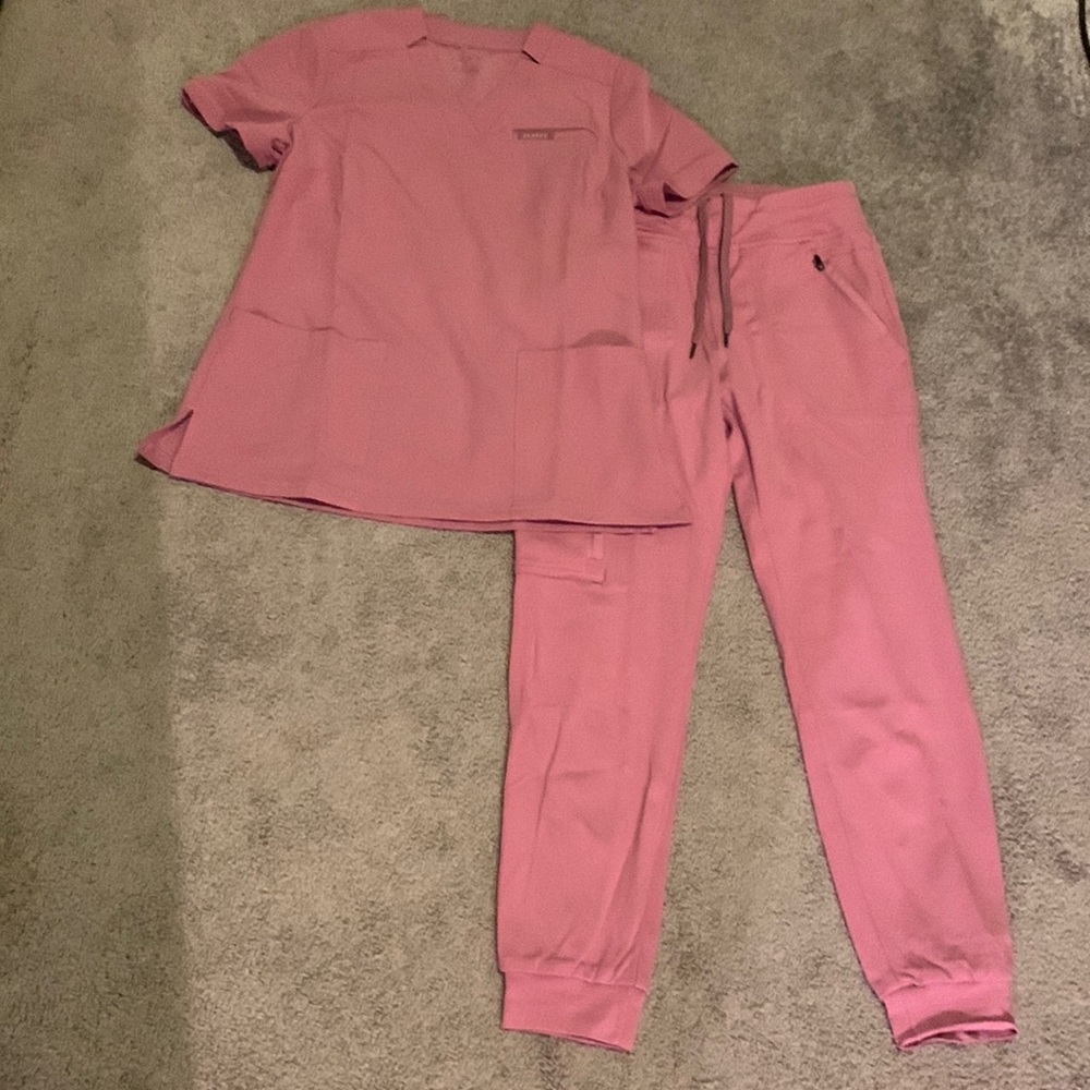 Jaanuu scrubs. Mauve